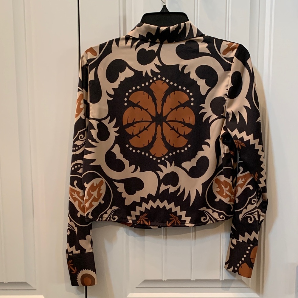 Elegant Crop Patterned Blouse in Black and Brown - Picture 6 of 7